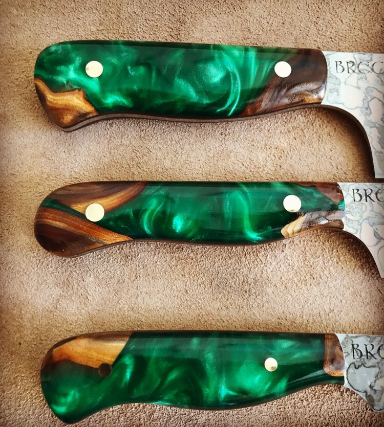 KnivesBrechfa's tweet photo. A set of 3 Chefs Knives in Emerald Green Pearlescent with Walnut Burl 👌🏻🔥🔪 A long process making my own composites but then results are very special #kitchenware #chef #brechfaknives https://t.co/avrmbjn0xg