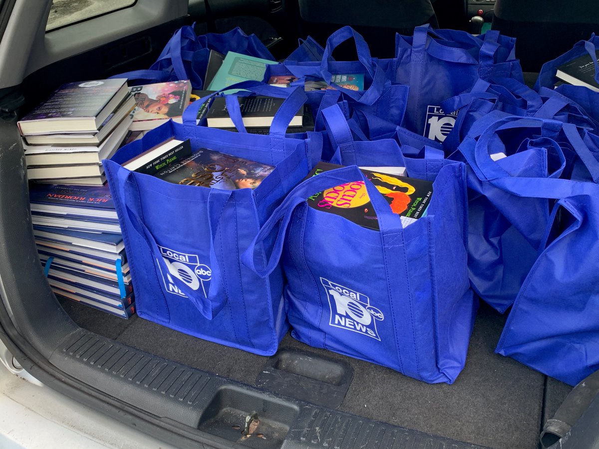 FirewallCenters's tweet photo. We are so thankful for WPLG Local 10 for donating books to Lauderhill! This building encapsulates not just one of our middle school centers, but also one of our high school centers. We are always happy to see people who #keepgivingback .
Link Below!
https://t.co/cNvvKJjU2N https://t.co/H6eaaLo4Al