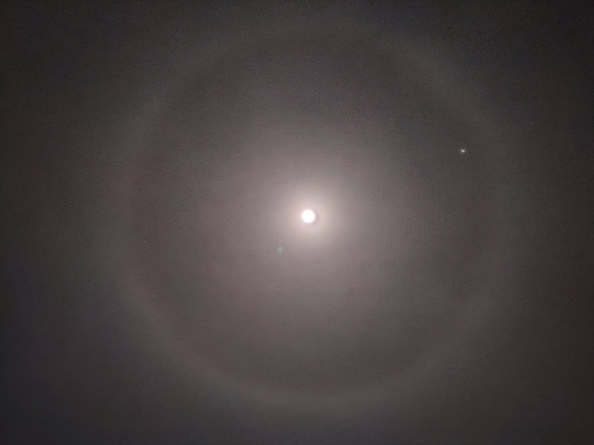 Stev0HD's tweet photo. 22° halo outside right now. #MoonRing #Australia https://t.co/6zqMTIBQbx