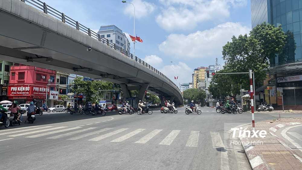 TinxeNews's tweet photo. Tư vấn giao thông: Lỗi vượt đèn đỏ 2020 mới nhất có có khung hình phạt đến 5 triệu và tước bằng lái👉👉👉https://t.co/aGIeeMGRNK https://t.co/pX9tnPidc7