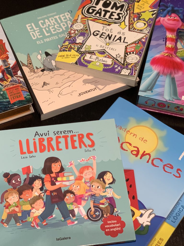roig_albert's tweet photo. He anat a comprar unes pistoles d’aigua, he sortit sense les pistoles i amb 6 llibres pels meus fills, un plaer invertir en llibres. #llibres #lectura https://t.co/IhgWvnaR2a