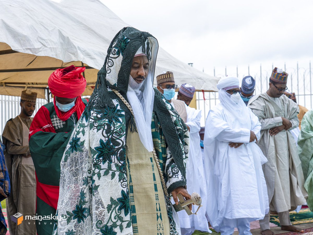 Here are my hands 😌 Eid Mubarak 💙 !! And happy birthday Takawa