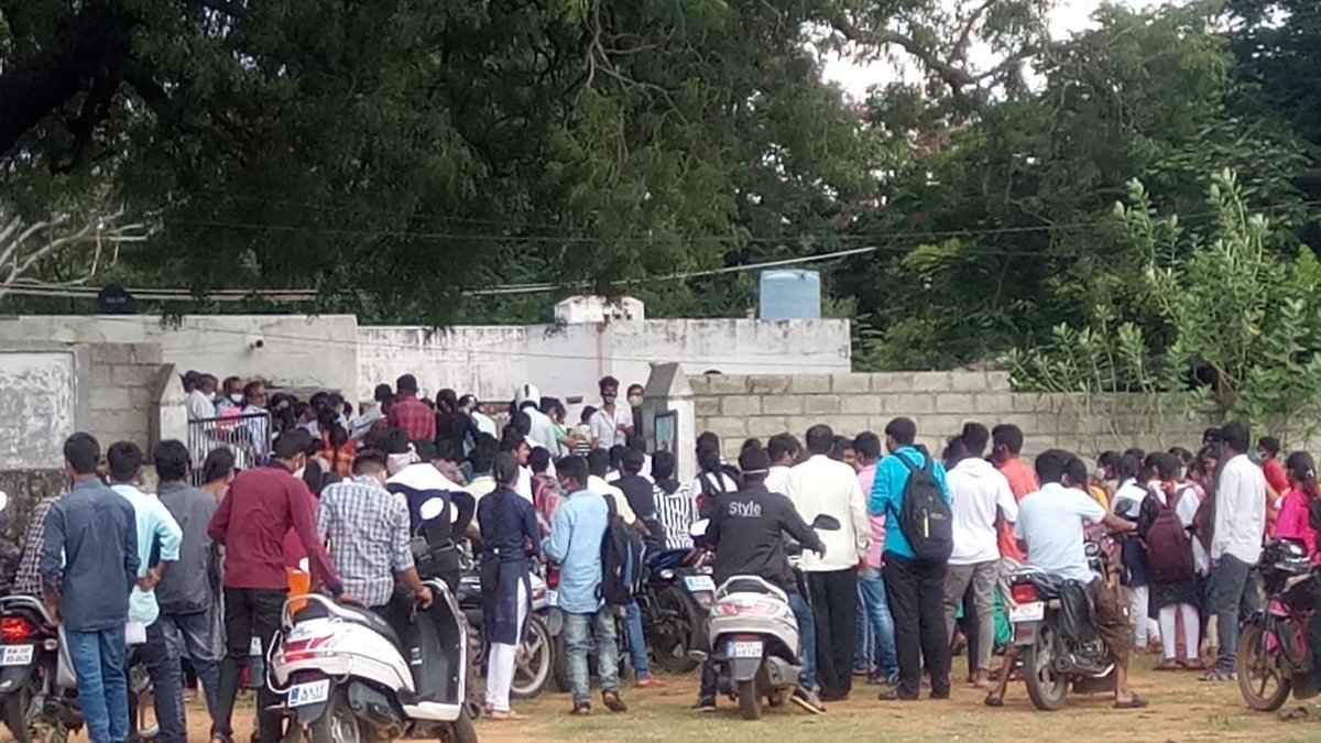 VishwanathCn's tweet photo. Today I wrote the kcet exam  by this situation ... Karnataka govt 💯% failed in what they said before exam 
@DrRPNishank 
@drashwathcn 
#PostponeJEE_NEETSept https://t.co/0iy8lVXvFp