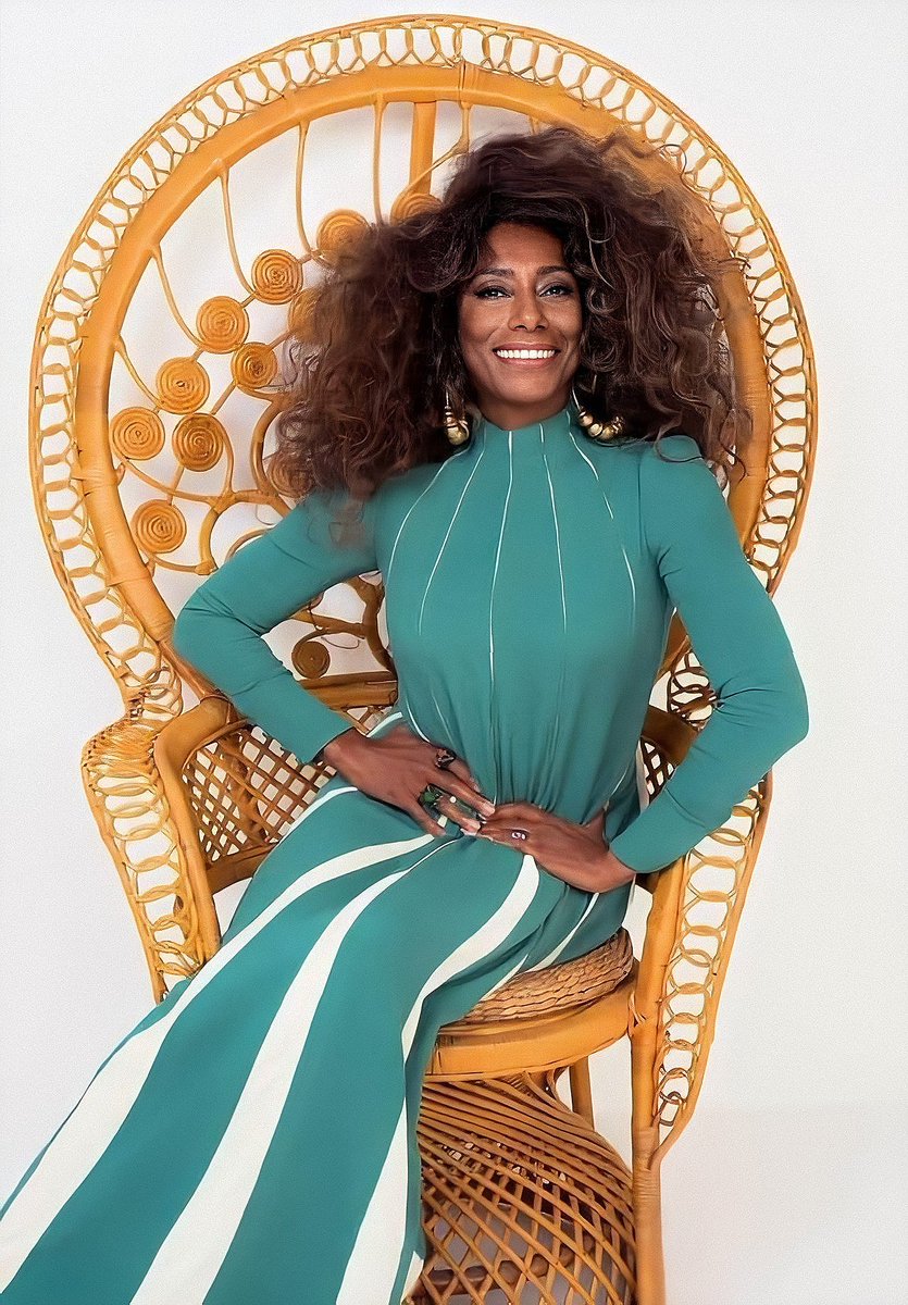 Glória Maria completa 70 anos em 2020.
Primeira repórter preta da TV Brasileira.
Mais de 160 países visitados.
Mais de 20 passaportes carimbados.
Solteira, independente e mãe de duas meninas. 
Venceu um câncer no cérebro.
QUE MULHER! 💖 

Nosso insta: tinyurl.com/INSTADOMAIS