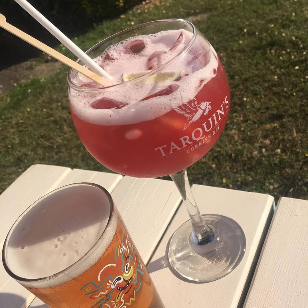 Perfect weather for drinks and snacks in the garden book a table or just pop along plenty of socially distanced tables #pubgarden #Horsham #dorking #pub