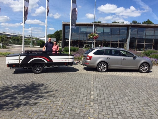 combi_camp's tweet photo. Aflevering van de Combi Camp Exclusive in Roden.

Afgelopen maandag was het zover.
De fam. Bekman kwam de nieuwe wagen ophalen.
Na alle instructies zijn ze klaar voor vertrek.
Veel kampeer plezier met jullie Combi Camp.

Team Aart Kok Adventure
Roden.
Aico
Jannie https://t.co/qjNThPbVW9