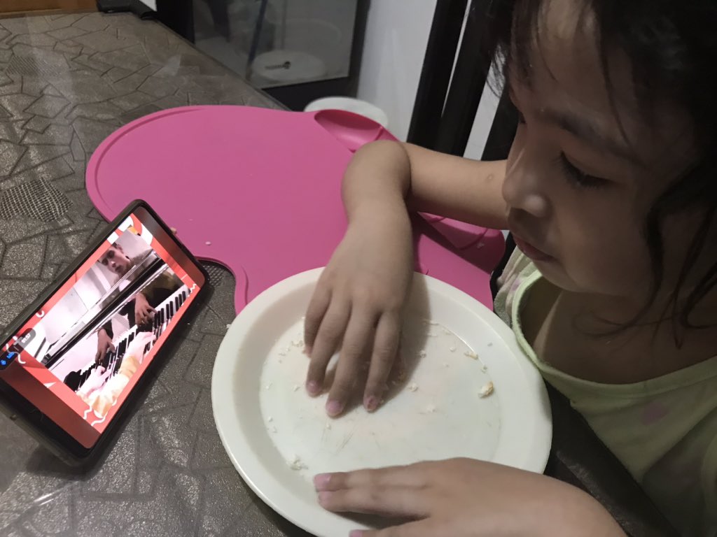 xandeechan's tweet photo. Kyrie: nay, nag piano si tito Xian.... #VIVAMusicJam https://t.co/mqH3ziHmND