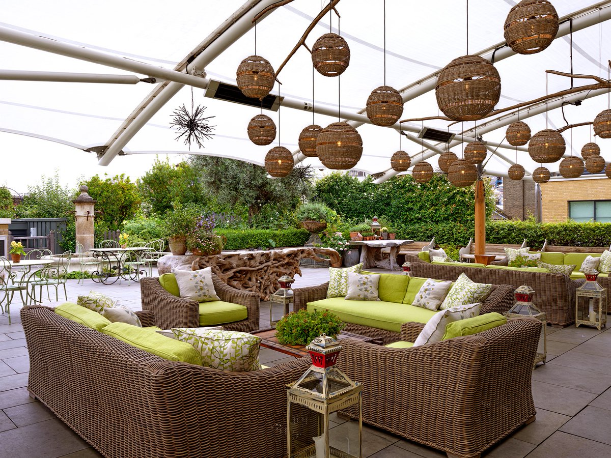 Ham_Yard's tweet image. Today we reopen #HamYardHotel in #London. Stay the night in one of the hotel&apos;s luxurious guestrooms, go #bowling in The Croc, be pampered at Soholistic #Spa, dine under the oak trees in the courtyard and have a night cap on the leafy #RoofTerrace firmdalehotels.com/hotels/london/…