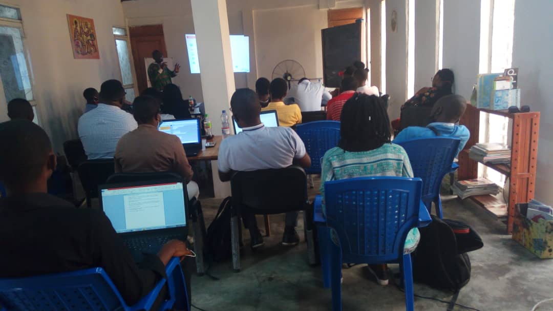 HirondelleRDC's tweet photo. Pour apprendre à mieux vous informer par les réseaux sociaux, 3 journalistes du Studio @HirondelleRDC sont en formation sur le #community_management à #Kinshasa. https://t.co/7xFLvPV721
