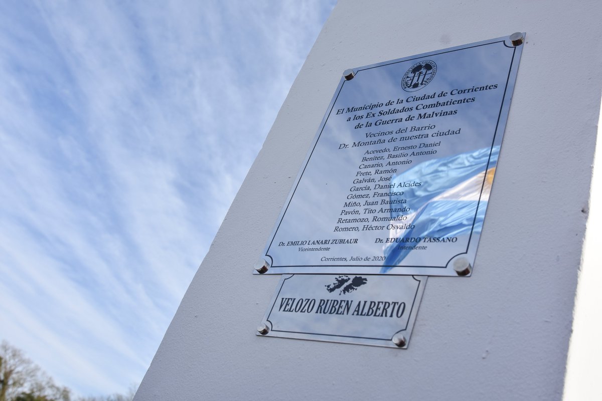 tassanoeduardo's tweet photo. Con los vecinos del barrio #DoctorMontaña descubrimos una placa en homenaje a los excombatientes de Malvinas que viven allí. Estamos muy contentos de brindarles este sencillo pero merecido reconocimiento en vida. ¡Gracias por su valor en la defensa de nuestra Patria! 🇦🇷👏🏻 https://t.co/4d3YTsHnDi
