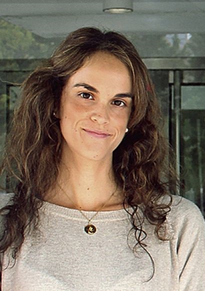 RiscoLab's tweet photo. Conoce a Isabel, investigadora postdoctoral en el #CellStructureLab!
Experta viróloga y microscopista, ha publicado en @JCellBiol una nueva vía de salida de reovirus (https://t.co/BV8TqYLpwY). En 2017 recibió el “Outstanding Paper Award” de la Sociedad Europea de Microscopía!! https://t.co/6haPMJkjPS