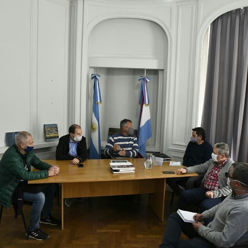 La #Mesa #Empresaria del #Turismo de Entre Ríos mantuvo una reunión híbrida (presencial y por zoom) con el Secretario de Turismo <a href="/GastonIrazusta/">Gastón Irazusta</a> y su equipo. La Asociación Hotelera, Gastronómica y Afines del Dpto. Colón participó a través de su presidente <a href="/mariodelasoie/">Mario Delasoie</a> #Viernes