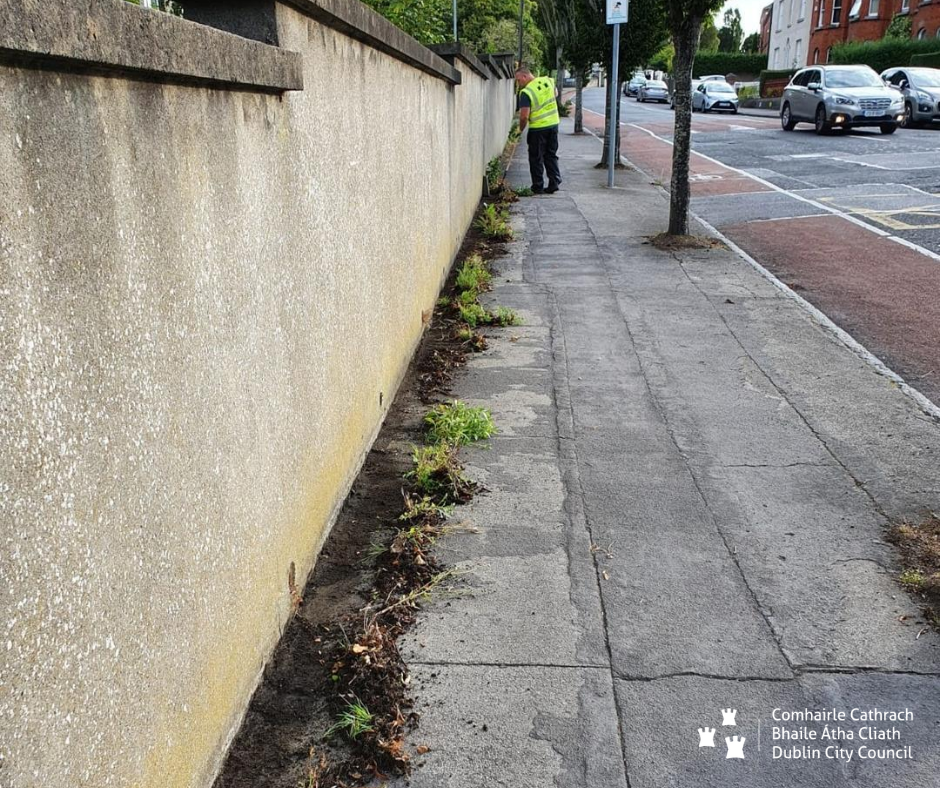 DubCityEnviro's tweet photo. Waste Management Services hard at it weeding and scraping on Ballymun Road this morning. Our street cleansing teams have been working every day since lockdown began to #keepdublinbeautiful and we appreciate all of their efforts. #wastemanagement @DubCityCouncil @DCCFinglasBmun https://t.co/zPTp4UatUL