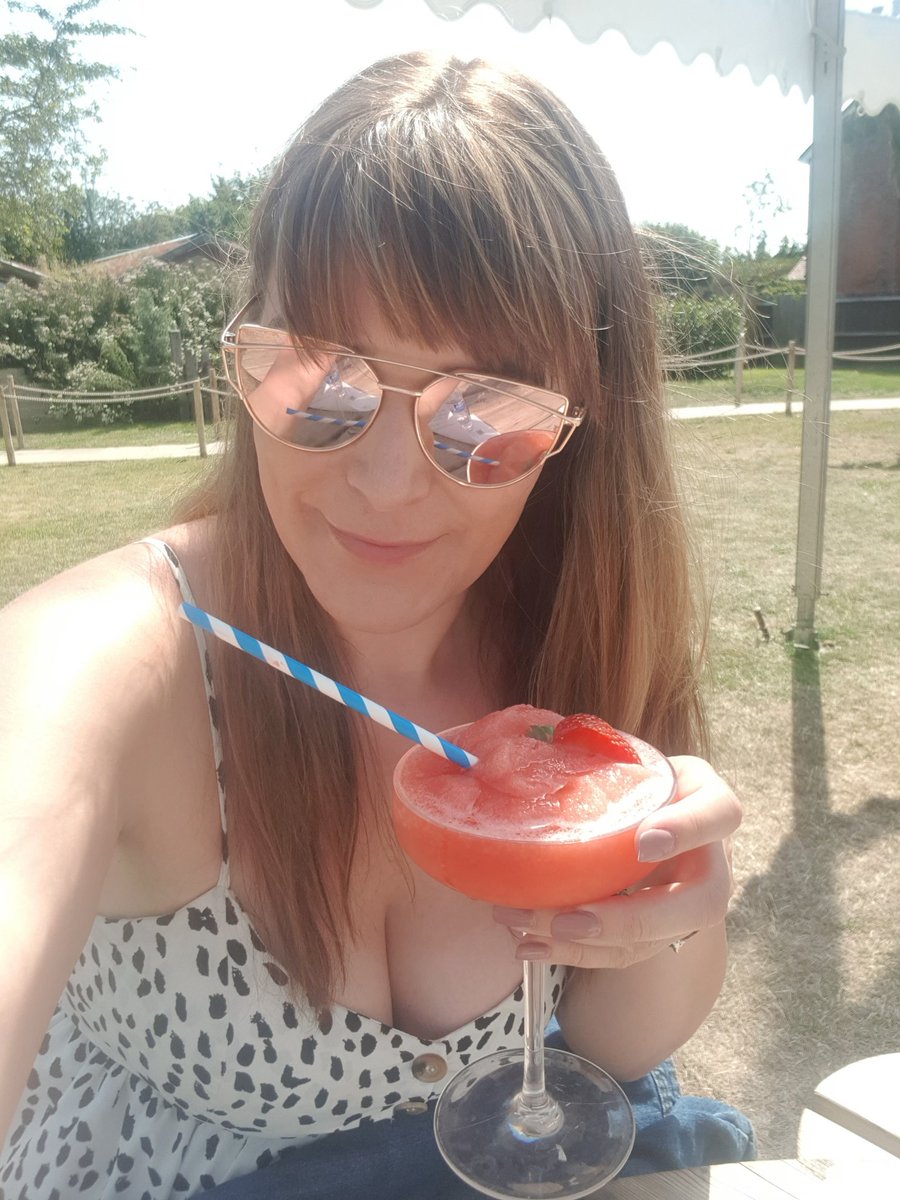 Frozen cocktails in the sunshine 😎🍸 #startaswemeantogoon