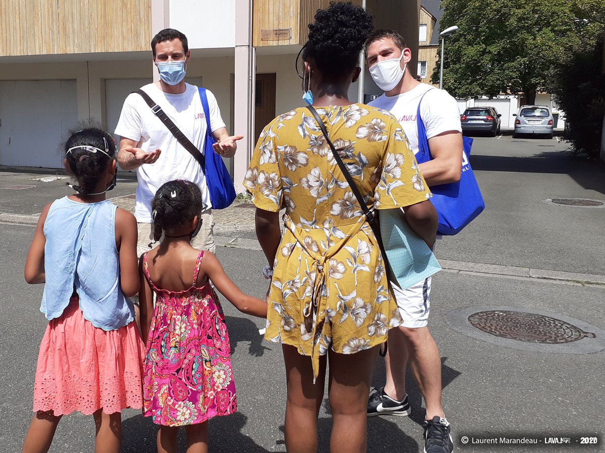 Depuis ce jeudi 30 juillet, une présence quotidienne d'agents municipaux, chargés de sensibiliser et d'informer les Lavallois.es au port du masque et aux gestes barrières, s'est déployée dans les différents quartiers de #Laval. Plus d'infos : covid19.laval.fr