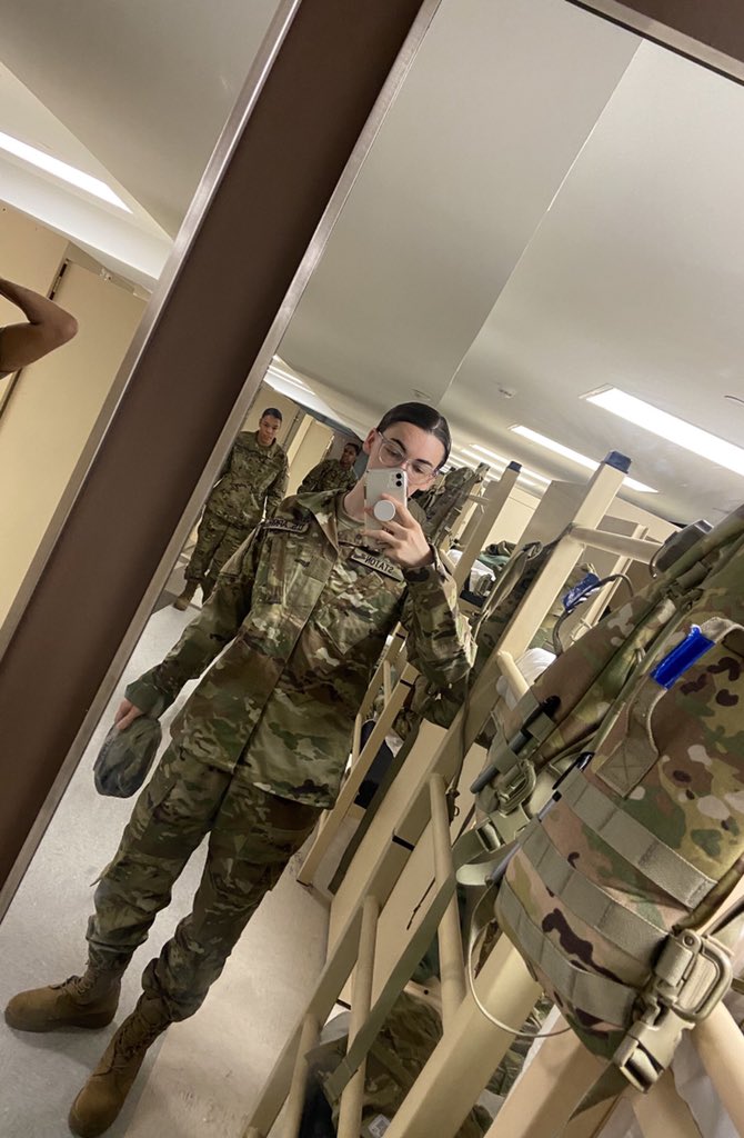 stormycolene's tweet photo. 1 year ago she was getting her Senior pics taken. This morning, my SOLDIER sent me pics of her in her uniform!
❤️🇺🇸
#fortjacksonsc #bootcamp #ARMNG #armynationalguard #lovemysoldier https://t.co/60iPOtbLa3