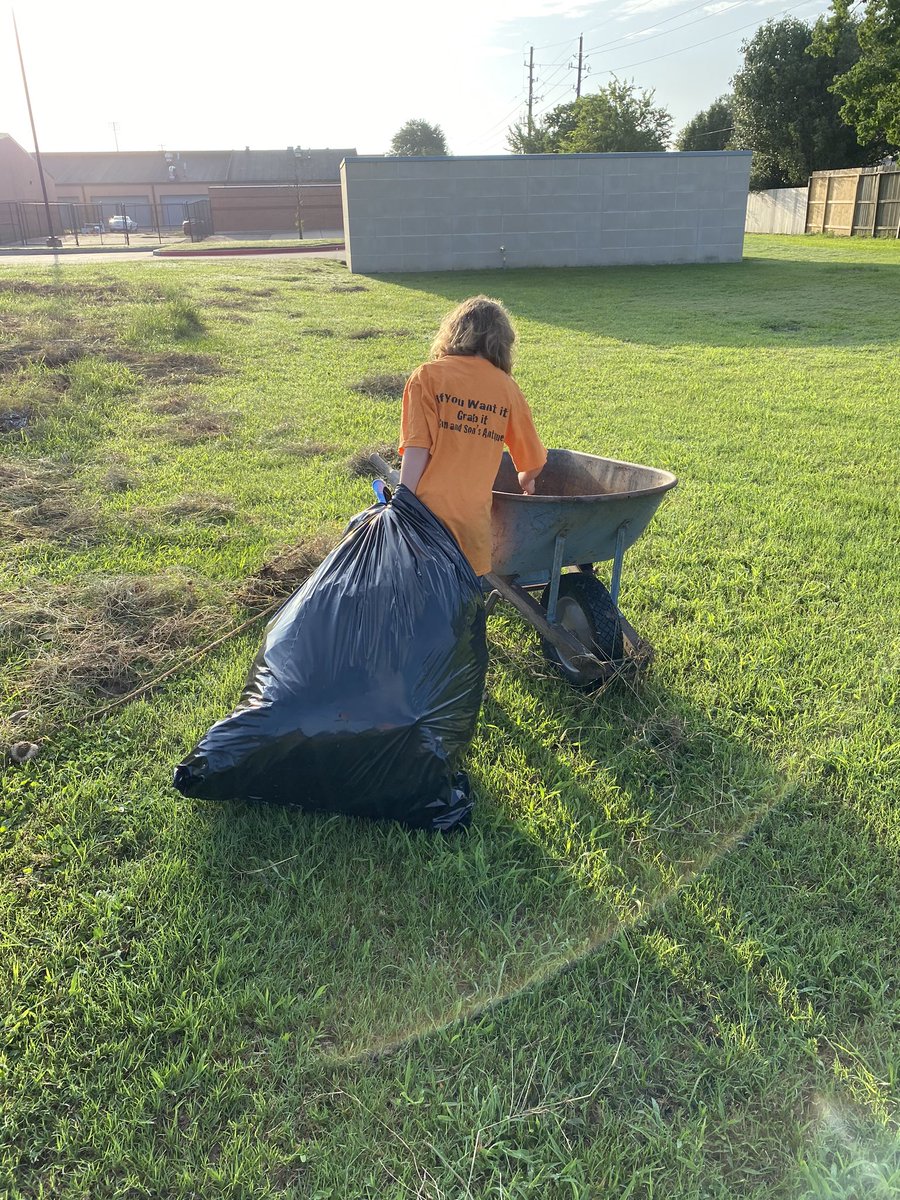 GummChelsea's tweet photo. Called in the troops for clean up and clear out! Ready for edging and tilling. #readyforfall #fallgardenprep #mctcculinary https://t.co/G1a8E929p1