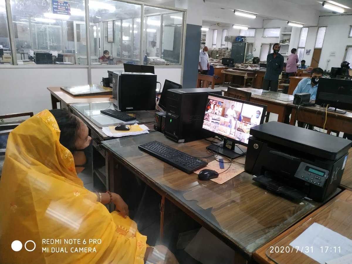 spjdivn's tweet photo. कोरोना  के संक्रमण काल में कर्मियों के मूवमेन्ट को नियंत्रित रखने के उद्देश्य से इस माह से रेलवे बोर्ड के द्वारा ’विडियो कॉन्फ़्रेंसिंग' के माघ्यम से सेवानिवृत कर्मियों के सम्मान का कार्यक्रम आयोजित किया गया है https://t.co/Zp8ku79xMN