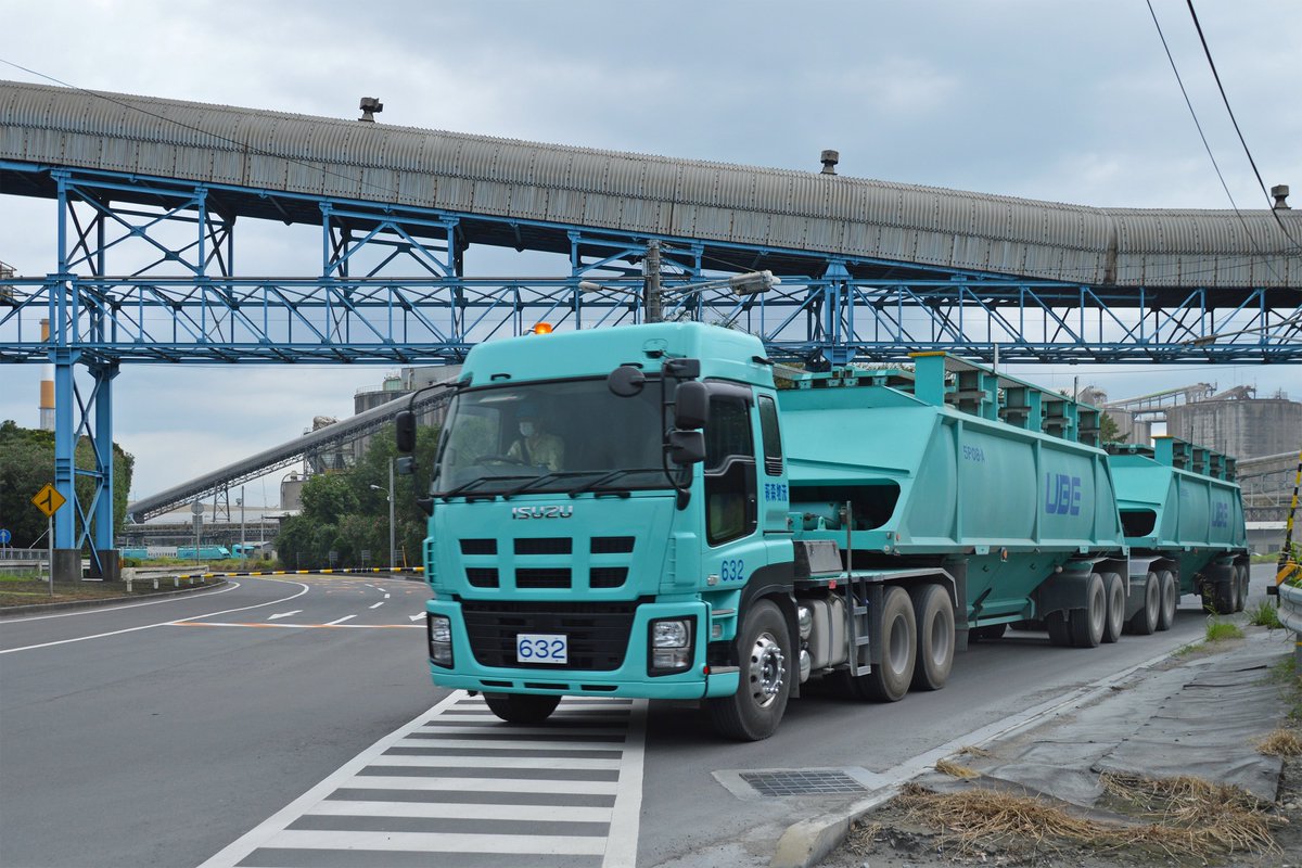 宇部興産のダブルストレーラーと道路同士の踏切 Min T ミント
