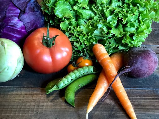 2BKVegetables's tweet photo. 𝐈𝐭'𝐬 𝐚𝐥𝐥 𝐡𝐞𝐫𝐞!⁣
⁣
The sun has blessed us and we have been able to harvest a bounty of colorful vegetables 🥕
⁣
Fill your table with nutritious foods, picked from our farm!⁣
⁣
We're open today til 6pm https://t.co/67fxW8mGHk