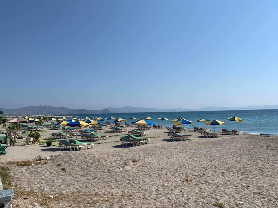Internoord058's tweet photo. foto 1 het Corona proof “vertrouwde” strand van Nederland (??) Foto 2 het aan oranje grenzende “probleem” gebied van onze € 285 voor een week kostende Griekenland.. Waar u ook verblijft wij wensen u een fijne vakantie. Blijf voorzichtig en vooral gezond.  #Telegraaf #anvr #ad https://t.co/LFgE6QP1XF