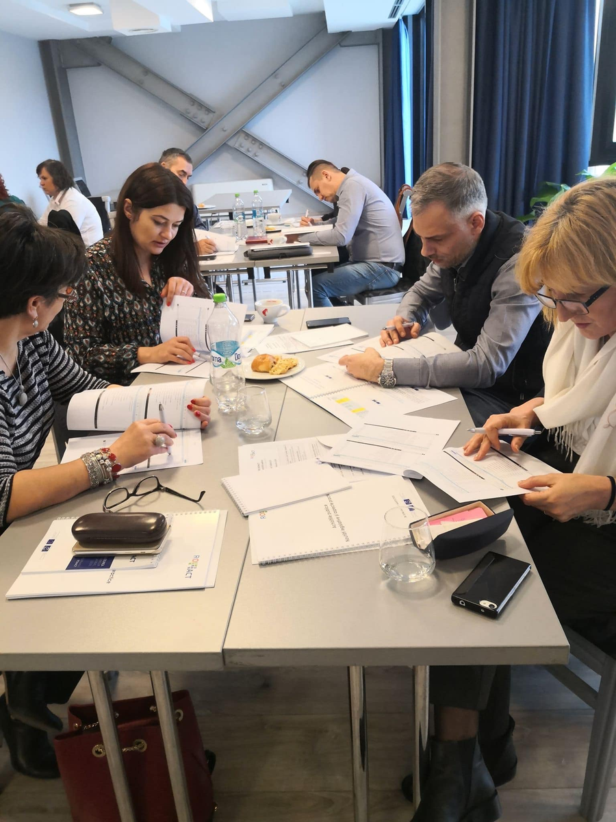 ROMACT_EC_CoE's tweet photo. 5 #localgov staff members from #Reghin🇷🇴 received a certified training in public procurement provided by #ROMACT experts in February 2020
More on what happened in Reghin?
https://t.co/TMk1S7SfLs https://t.co/fe4zgambI5