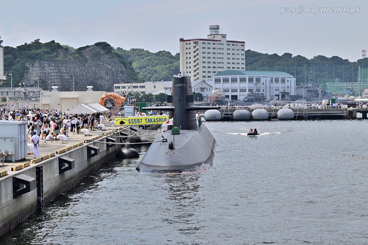 klymenos_x's tweet photo. おやしお型潜水艦 #SS597 #たかしお 。就役直後に配属先で艦番が消されてしまう潜水艦ですが、おやしお型はセイル側面のハッチの形状で三菱重工製か川崎造船製かが分かります。角形で角を丸めてあるのが三菱製、楕円形なのが川崎製です。

(2017/08/05) https://t.co/g6meOiWzpG