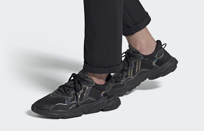 ozweego black metallic