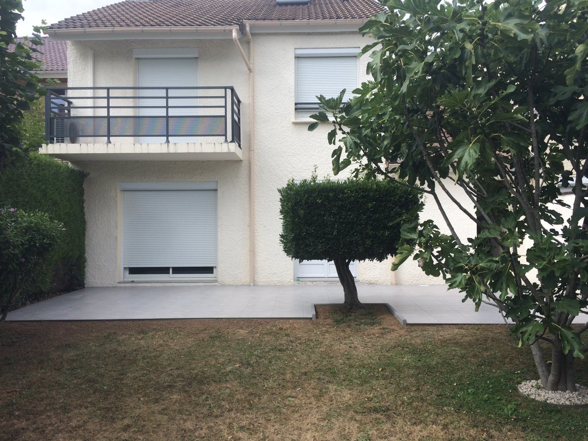 🚧 Chantier terminé ! 💪

👉 Nous avons réaliser une terrasse adaptée au jardin de notre client. Évitons, lors des travaux, de supprimer la végétation dans nos jardins ! 🌳🍃🌱

📱 07.68.24.36.35
📧 info@realiservostravaux.fr
🔗 realiservostravaux.fr
