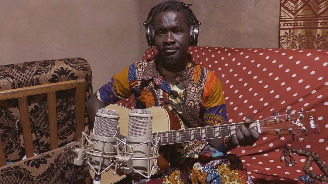 LautenAudio's tweet photo. Papice Sonko tracking guitar with a pair of Clarions in Senegal.
•
•
#LautenAudio #Music #SiliconValley #California #Studio #Recording #HomeStudio #Artist #FamilyOwned #microphone #madeincalifornia #clarion #fc357 https://t.co/WknbaK3HaI