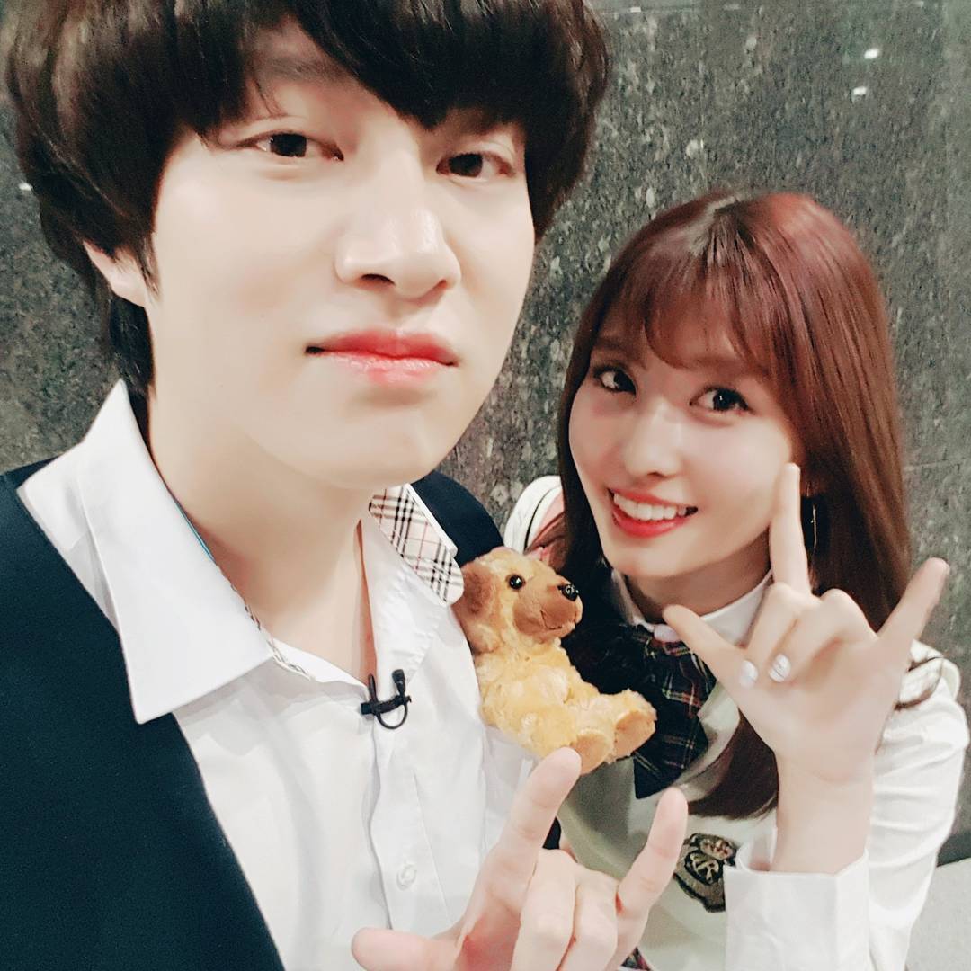 17/ The same day Heechul uploads 3 selfies with Momo, two taken that day and another taken the day they filmed the "Sweet Dreams" Music video. (20/5/2017)