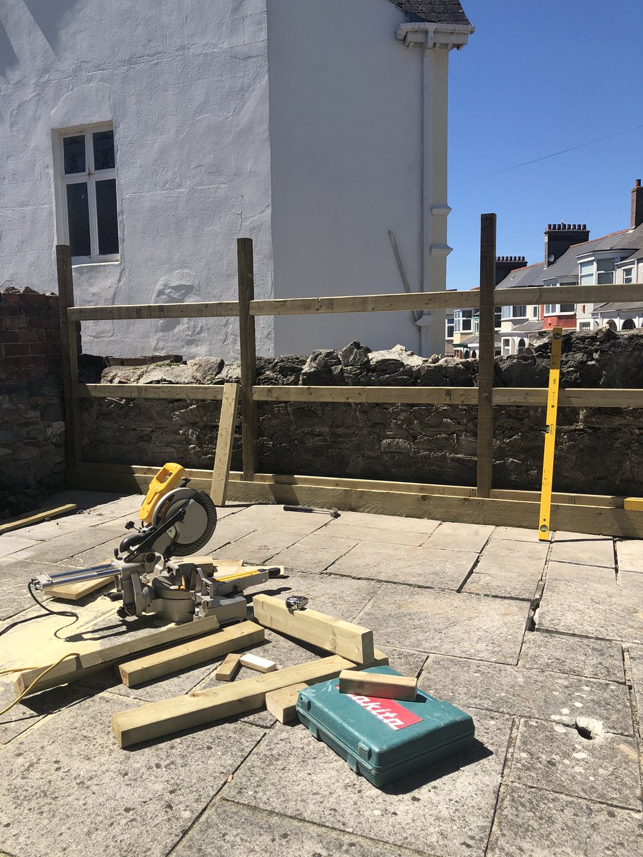 stevefjames1's tweet photo. Outside and putting in new fence for customers @stevefjames1 @1TallulahJames https://t.co/CrtGnLgUYo