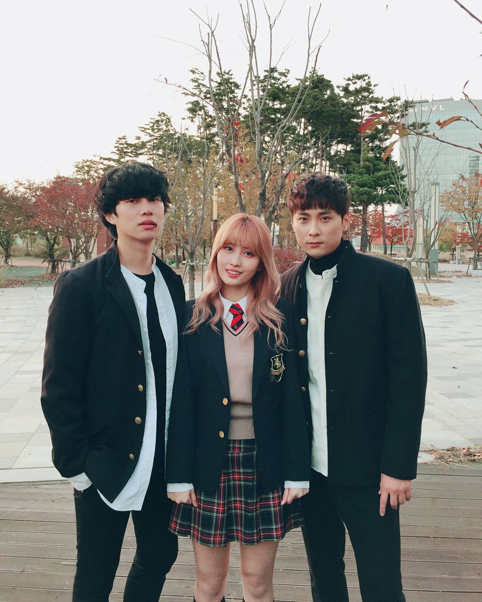 14/ Heechul uploads a selfie he took with her and Kyunghoon at the filming site. (19/11/2016)