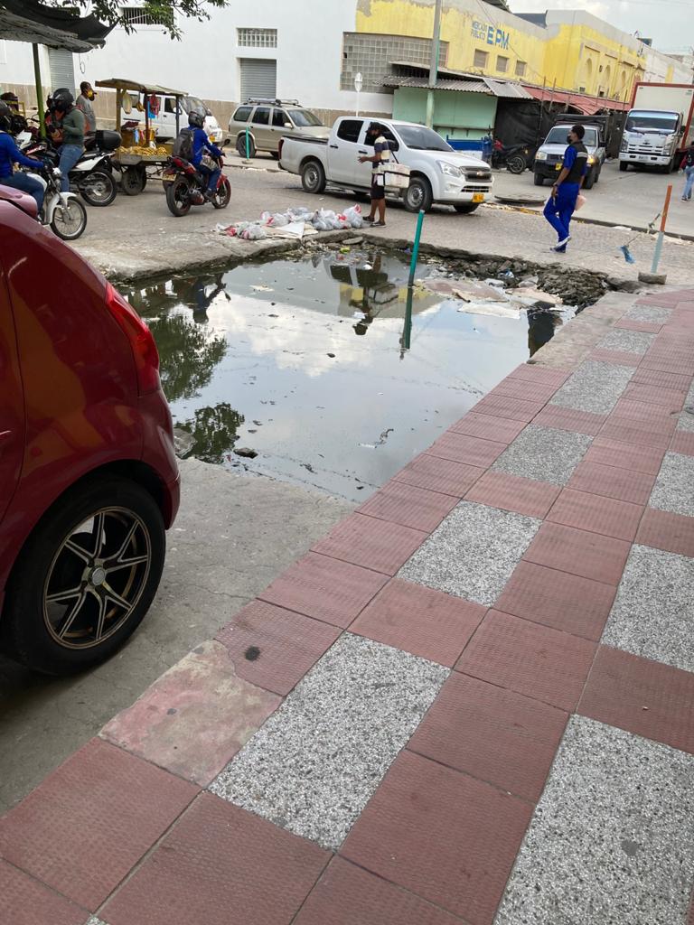 jupadelo's tweet photo. Hace mas d 2 meses intervinieron cll 32 entre 45 y 45b, hoy lucen asi, obra abandonada convetida en un foco de contaminación en plena pandemia, imagino q a los contratistas ya le abran pagado el 99.9999999 de la obra.
@jaimepumarejo 
@HENRYFOREROJ 
@ControlUrbanoBq 
@PGN_COL https://t.co/HVuWeRrolE