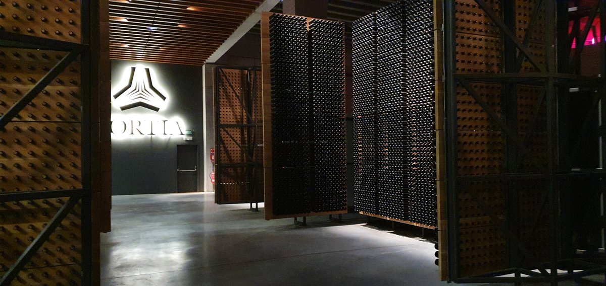 GastroRebel's tweet photo. Hoy hemos visitado y comido en Portia.

IMPRESIONANTE!

Por un lado unas bodegas donde el diseño escucha a las necesidades del proyecto.

Por otro, un menú degustacion de 🌟 con sus 🍷 y a un precio increíble.
Atención exquisita, medidas sanitarias 100, todo 👌🤗

Volveremos https://t.co/fQzCqWTs5r
