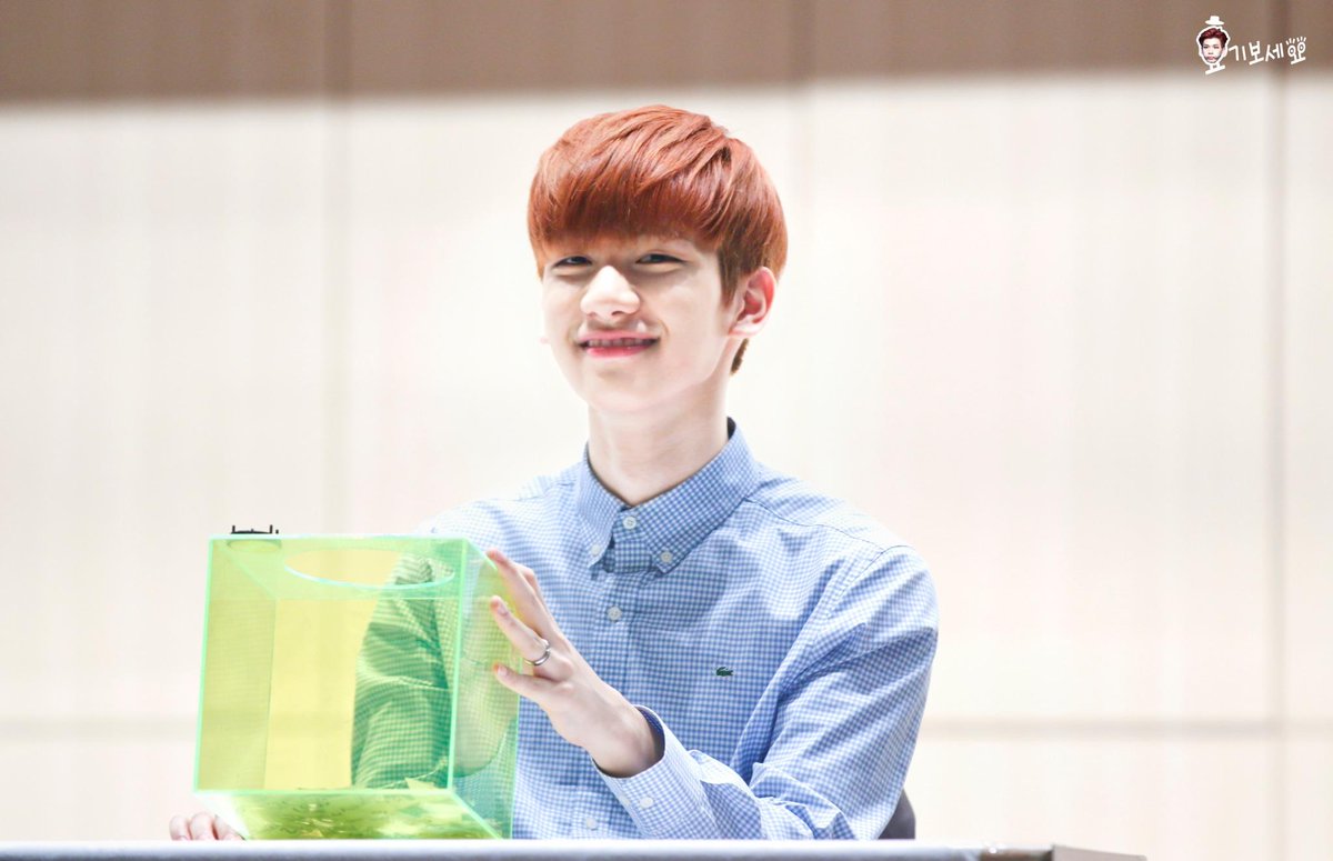 GuiaStarlight's tweet photo. [ESPECIAL] 26.07.14

Hyuk no Fansign

Cr.: @/Natnaramoopin https://t.co/QxFJFJdDEZ