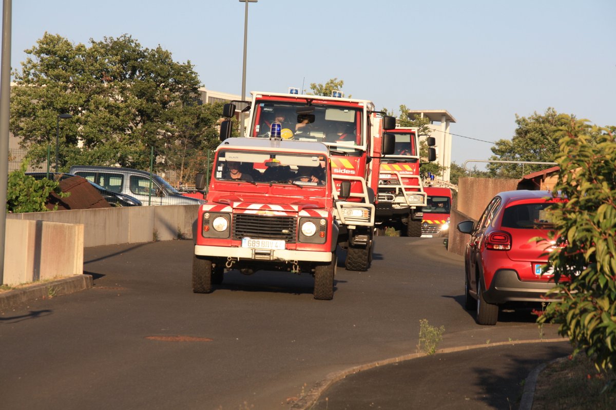 SDIS44's tweet photo. #FeuxDeForêts | 🔥🌲🚒 Départ ce soir de 24 sapeurs-pompiers de #LoireAtlantique et 10 engins pour composer la colonne de renfort Ouest avec les @SDIS50, @SDIS35officiel et SDIS56. Direction Narbonne pour appuyer les départements de la zone sud durant 7 jours.
Bon courage à eux ! https://t.co/YFxi8Qiu12