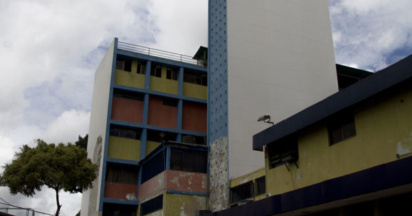 ChiguireBipolar's tweet photo. Gobierno habilita edificio en ruinas para recibir enfermos de COVID-19 y descubre que era un Hospital https://t.co/VigpEokHmr https://t.co/nCYG8bu6BG