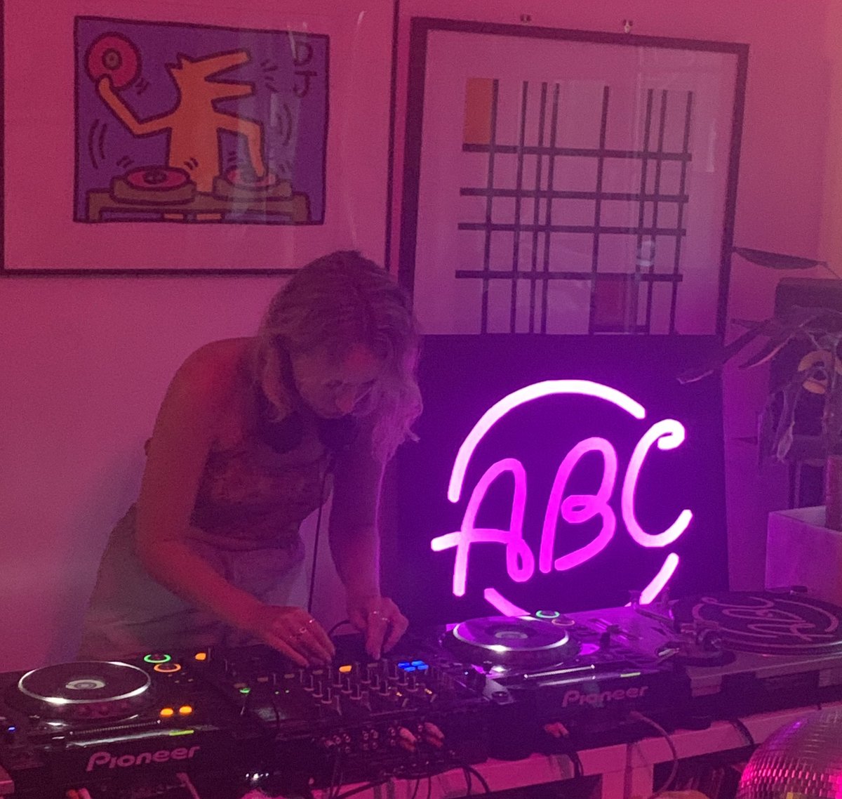 ABCpresents's tweet photo. The ABC lightbox is back out 🔮🔮

@Lizzi_music going live on @TheCWordMag1’s IG feed at 9pm 🔒 🔒 https://t.co/hiAsEPMgYy