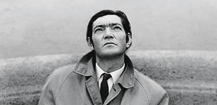 Librosyescritor's tweet photo. "Y después de hacer todo lo que hacen, se levantan, se bañan, se entalcan, se perfuman, se peinan, se visten, y así progresivamente van volviendo a ser lo que no son".

Julio Cortázar https://t.co/zODBIXB31E