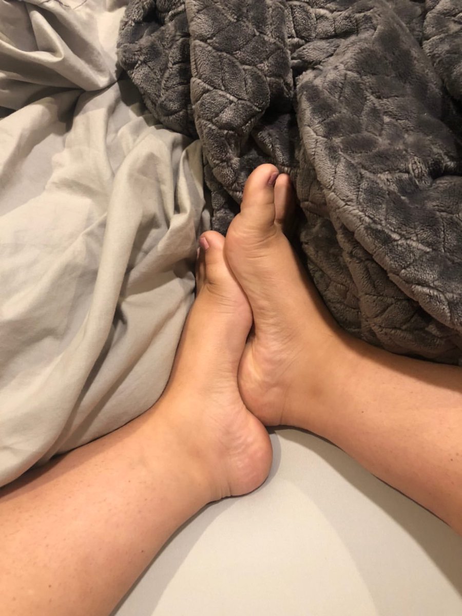 College_Feet1's tweet photo. #newmodelalert who loves these size 7.5 feet From Arianna? Well there’s more to come soon because she just made an only fans. RT this if you want her URL #footfetish #footmodel #footfetishfriday #size7feet https://t.co/brHBs9eVEA