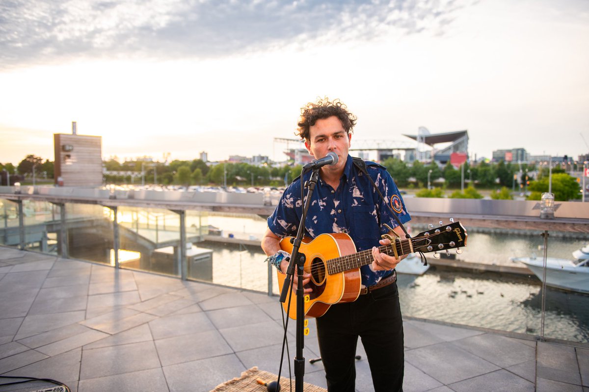 Fan poll, need your help.

RT if you wanna hear the live debut of Quitting You on <a href="/Sportsnet/">Sportsnet</a> during the <a href="/MapleLeafs/">Toronto Maple Leafs</a> game on Sunday.

Like if you hear stripped down Years In The Making to celebrate front line workers to kick off the game. 

RT *and* like if you want both.