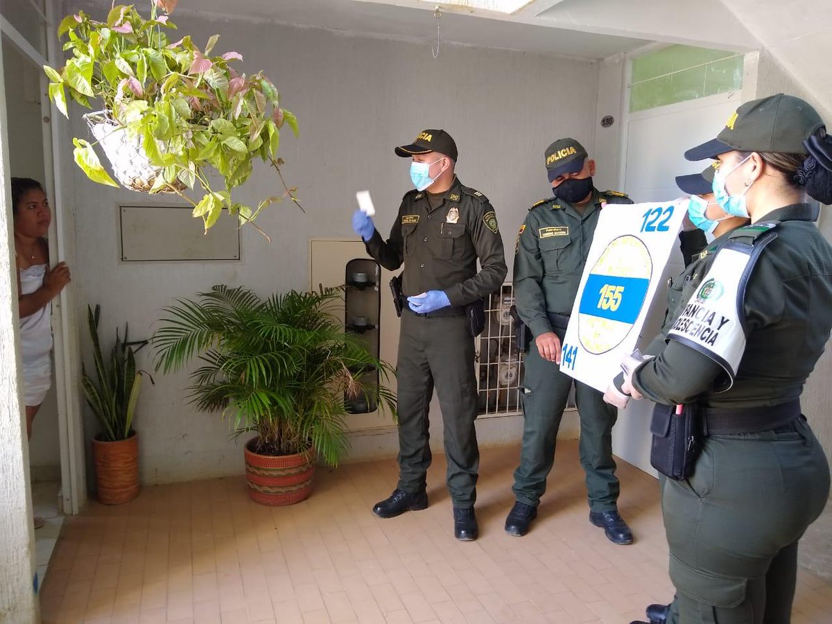 PoliciaUNIPEP's tweet photo. #PatrullaEnCasa En el Carmen de Bolivar tocamos las puertas de las viviendas, con el propósito de dar a conocer las líneas de atención 155, 122 y 123 para denunciar la violencia basada en género #SomosUnoSomosTodos #EmaContigo https://t.co/XBGwF6fTX2