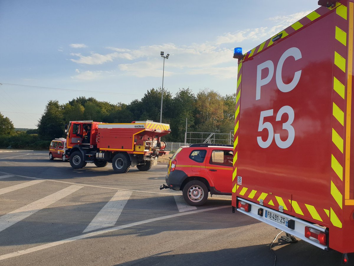 sdis53's tweet photo. Un #FeuxDeForet qui aurait pu prendre des dimensions catastrophiques à Ste Suzanne, mais après l'engagement de 102 #SapeursPompiers dont 20 du @sdis29, 20 engins de lutte, 1 drone et 1 hélicoptère de la @Gendarmerie avec un officier aéro il se limite à 10ha @Prefet53 @lamayenne https://t.co/ZAzXwhSdgW