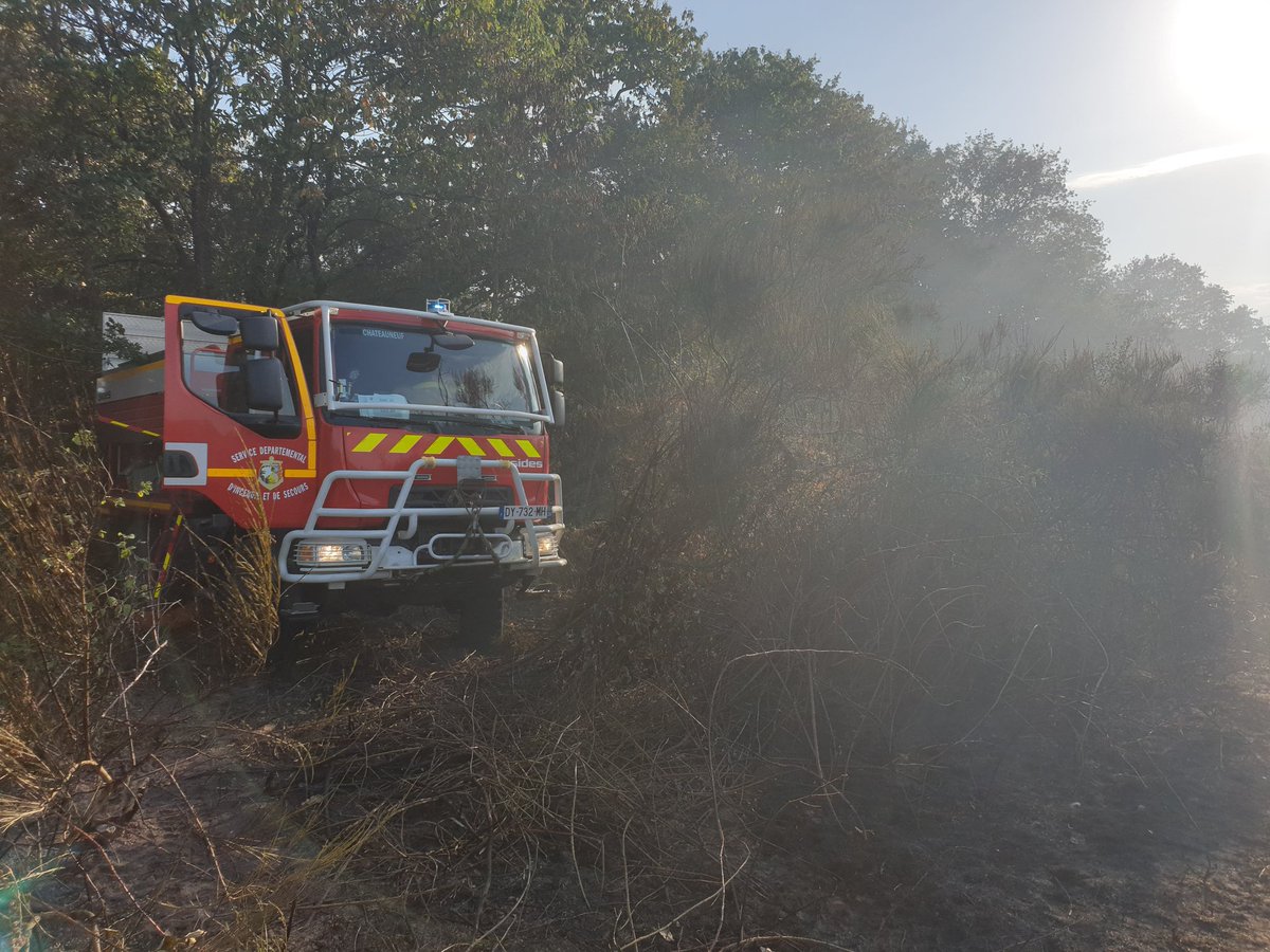 sdis53's tweet photo. Un #FeuxDeForet qui aurait pu prendre des dimensions catastrophiques à Ste Suzanne, mais après l'engagement de 102 #SapeursPompiers dont 20 du @sdis29, 20 engins de lutte, 1 drone et 1 hélicoptère de la @Gendarmerie avec un officier aéro il se limite à 10ha @Prefet53 @lamayenne https://t.co/ZAzXwhSdgW