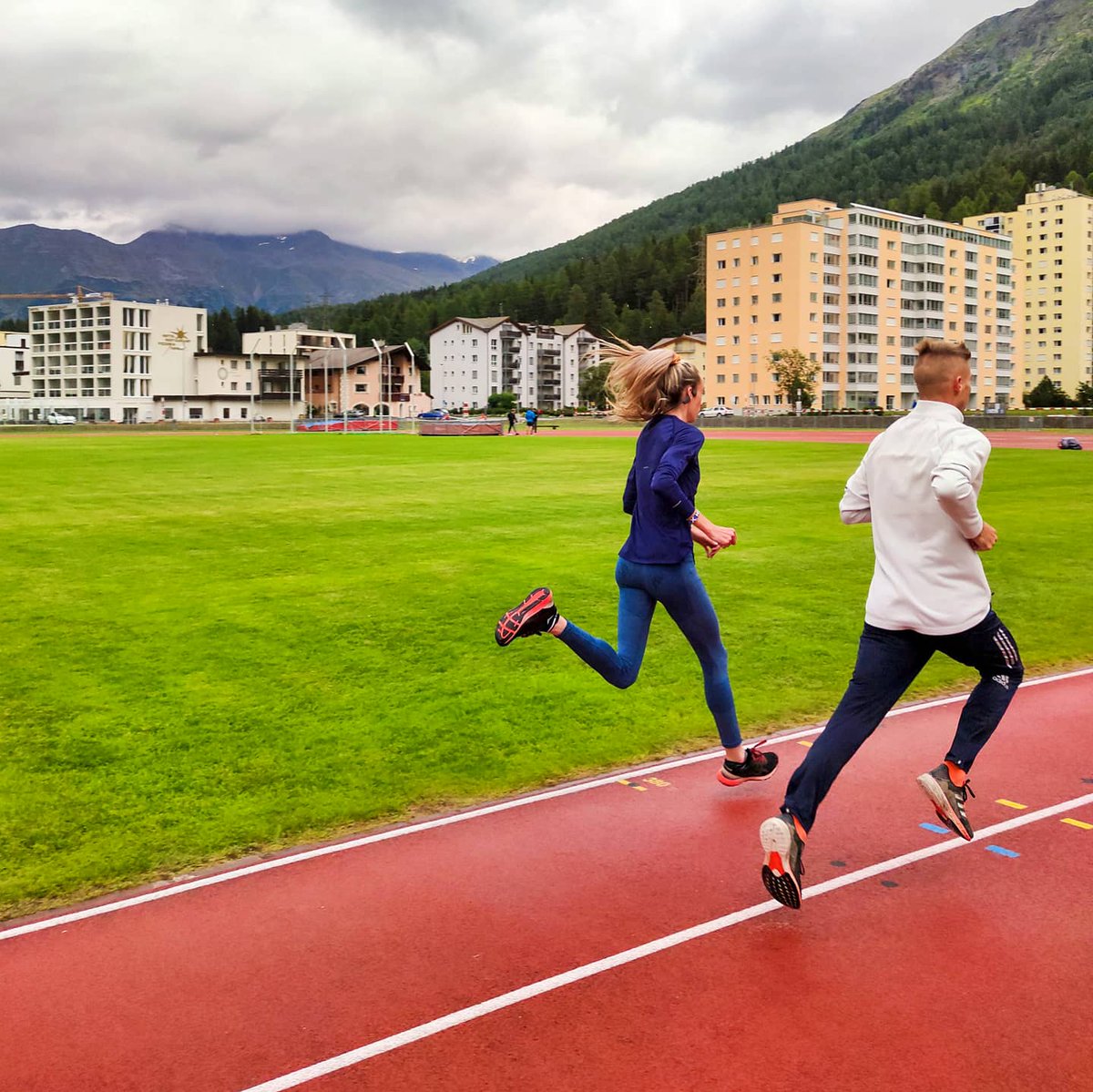 EilishMccolgan's tweet photo. Not a bad running partner! 😜 Thanks Marcin Lewandowski for the company on some evenings strides🏃‍♀️💨

It's one of the best things about St Moritz. You're never short on inspiration - with athletes from around the world - all grafting hard with one common goal! #runningpals https://t.co/2S33PmmfPy