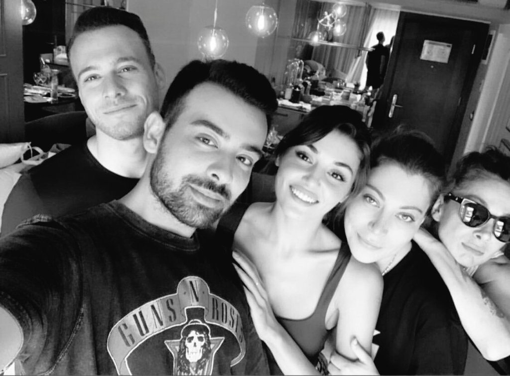 theselins's tweet photo. Bayram ekibi 🍬 #sençalkapımı https://t.co/ra1Glo4Psv
