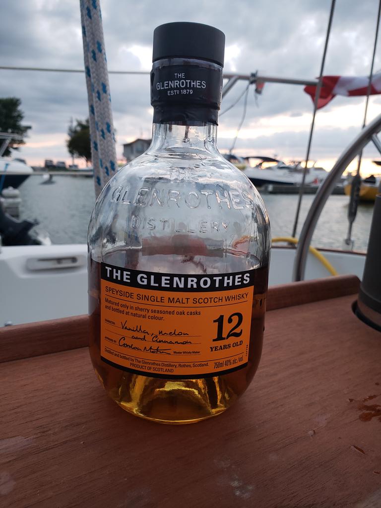 GaryCWilliams7's tweet photo. Fair winds, good friends, an evening sail, followed by some tall dockside tales along with some good scotch, makes for a great evening. #PiratesLife #LiquidGold #DocksideShenanigans https://t.co/dyqj4s8BBP