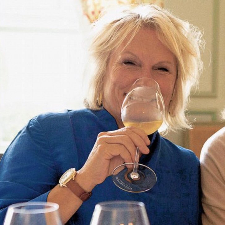 bisexualmoomin's tweet photo. (omg I thought I included her but apparently I didnโt??)
#JenniferSaunders as #TheMymble
enjoying a drink ๐น https://t.co/Vy1LA9x3bw