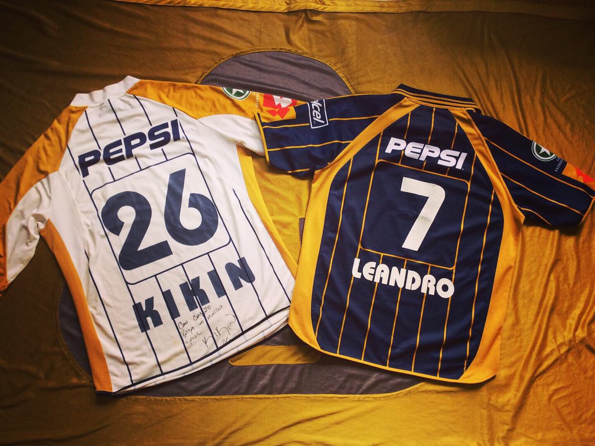 raul121586's tweet photo. Más guerreros como este par de muy buenos jugadores y muy carismáticos de @PumasMX. El gran @kikinfg y @futlea7 grandes Bicampeones en 2004 y Leandro todavía dos veces campeón con la UNAM en 2009 y 2011. 💙💛💙💛💙para mi dos grandes emblemáticos de pumas. https://t.co/uRoXorkQTn